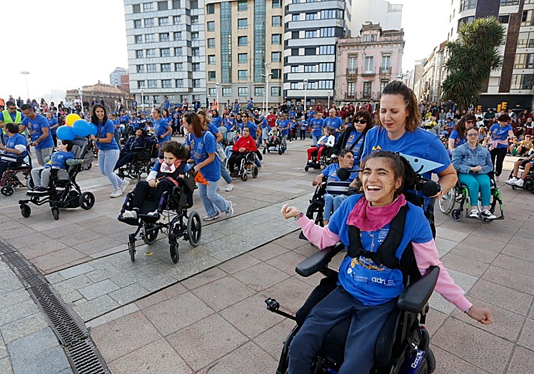 Baile sorpresa que protagonizaron personas con parálisis cerebral y sus cuidadores y familiares en el Náutico.