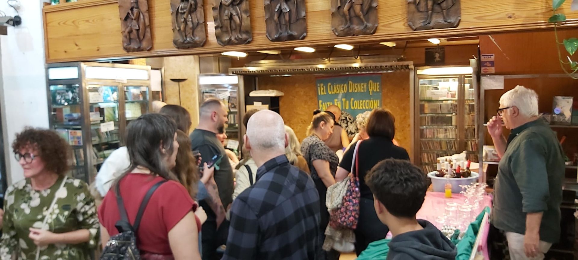 Sonora despedida para la emblemática tienda de discos del centro de Gijón
