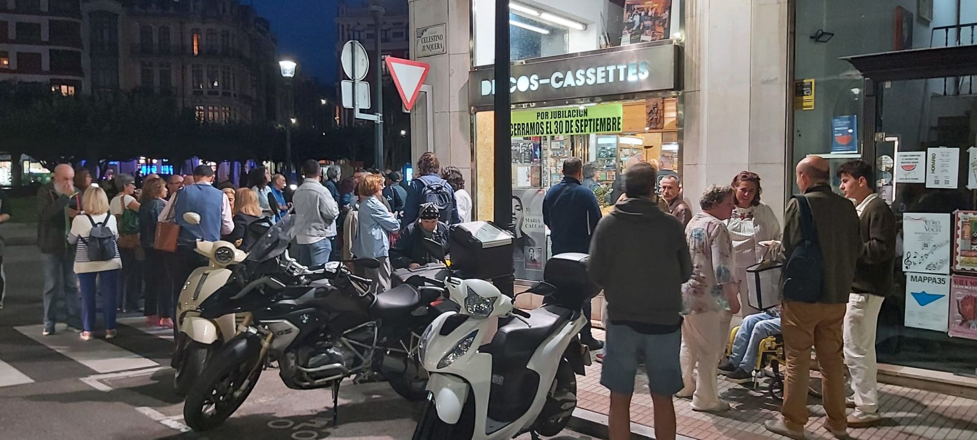Sonora despedida para la emblemática tienda de discos del centro de Gijón