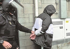 Momento de la detención de uno de los acusados del crimen de José Antonio Justel.