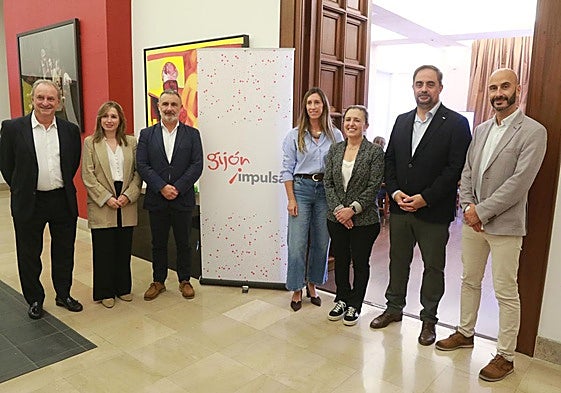 Pedro Carrillo (Solís Industrias del Caucho), Lucía Rivero (Gama LFG), Luis Díez (Gijón Impulsa), la concejala de Economía, Empleo e Innovación, Ángela Pumariega; la presidenta de Fade, María Calvo; y Pablo Coca y Mariano Martínez (CTIC), antes de la jornada sobre transformación digital en el tejido empresarial.
