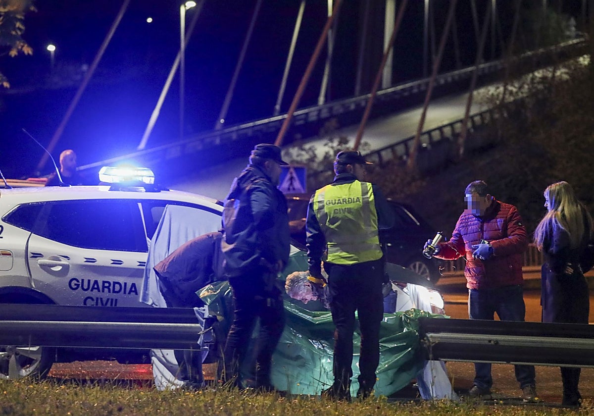 Agentes de la Guardia Civil observan la cabeza decapitada, en Ribera de Arriba.