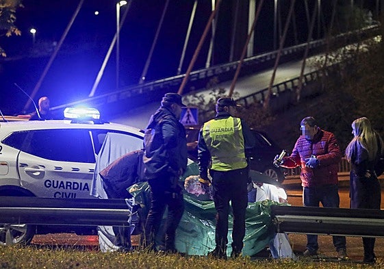 Agentes de la Guardia Civil observan la cabeza decapitada, en Ribera de Arriba.