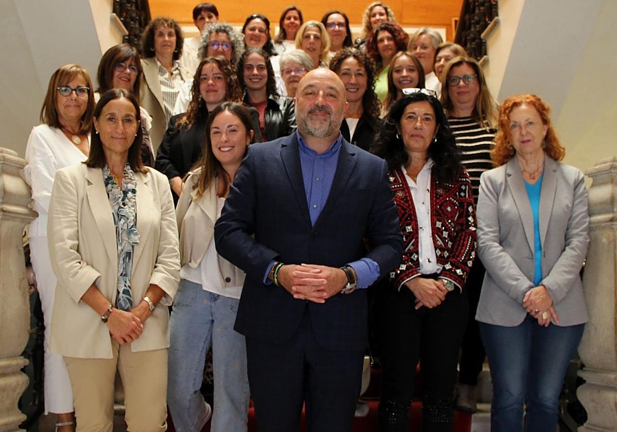 El concejal de Servicios Sociales Guzmán Pendás, en el Ayuntamiento, con personal del servicio municipal de ayuda a domicilio.