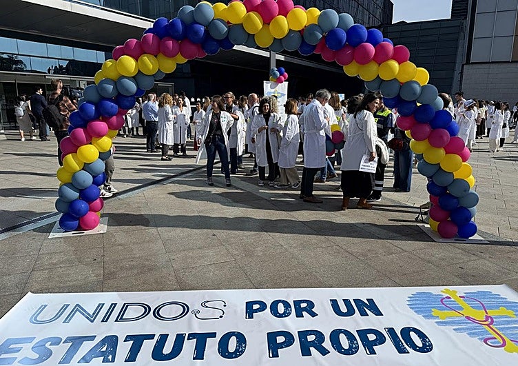 Concentración convocada por el sindicato médico ante el edificio de consultas externas del HUCA.