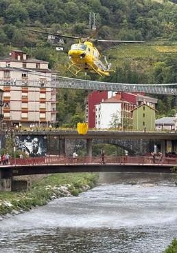 Imagen - El helicóptero cogiendo agua para sofocar el fuego.