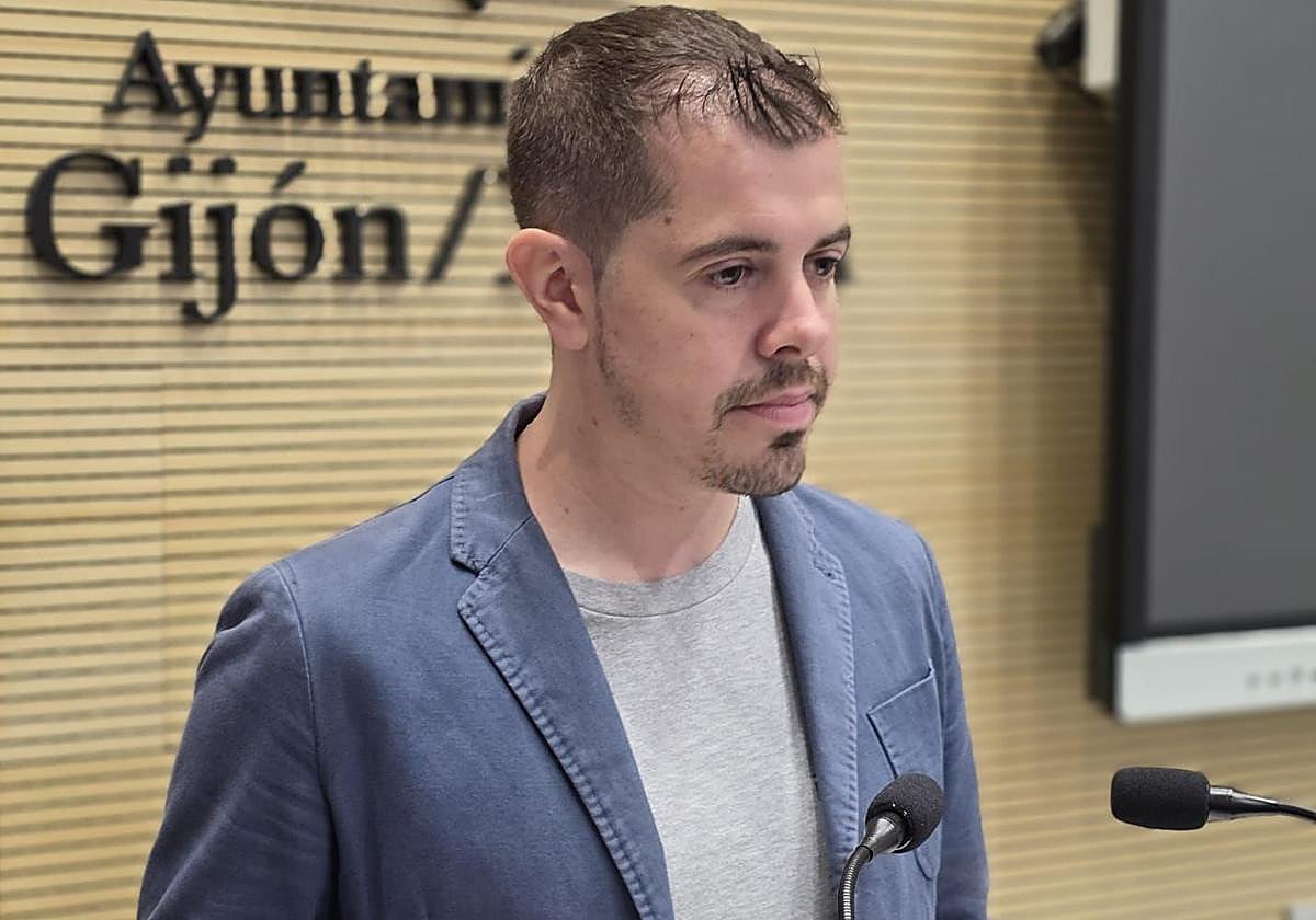 El portavoz municipal de Izquierda Unida, Javier Suárez, Llana, este viernes, en la sala de prensa del Ayuntamiento de Gijón.