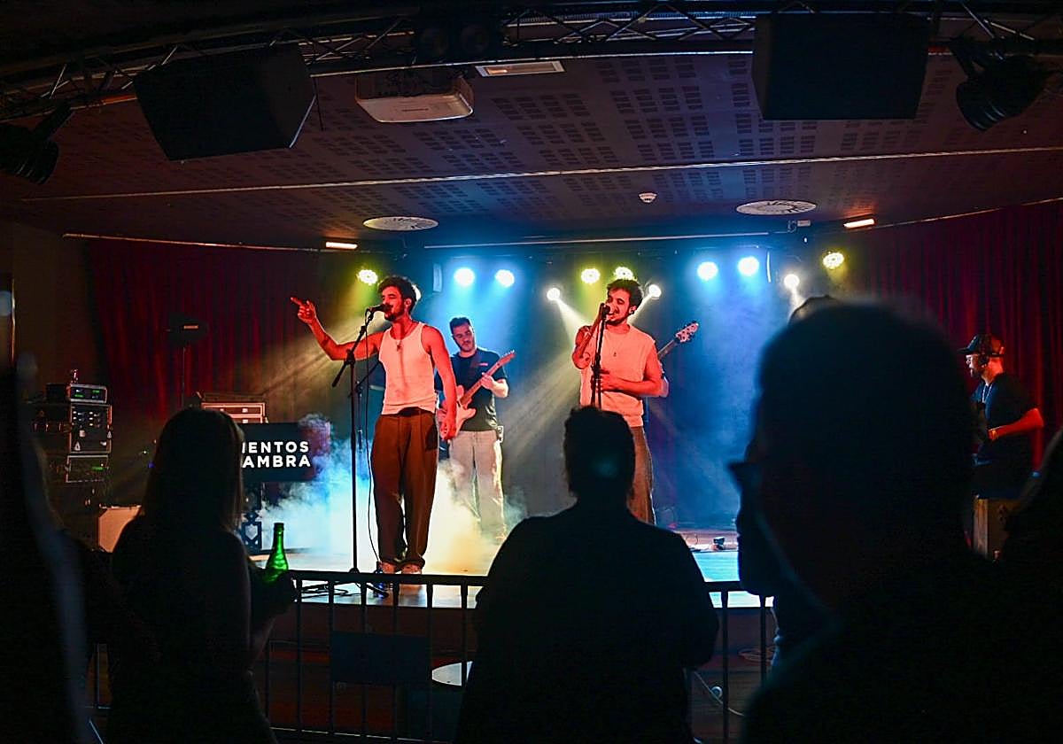 Los Morochos disparan la serotonina en Gijón con su pop flamenco