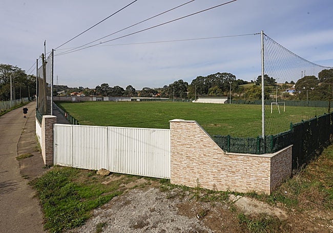 Campo de fútbol de El Palacio de Trasona cuyo uso negocia Diego Baeza para que sea la principal sede de entrenamientos del Real Avilés.
