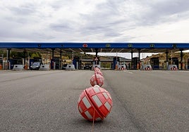 Vehículos superando las cabinas de pago en la autopista del Huerna