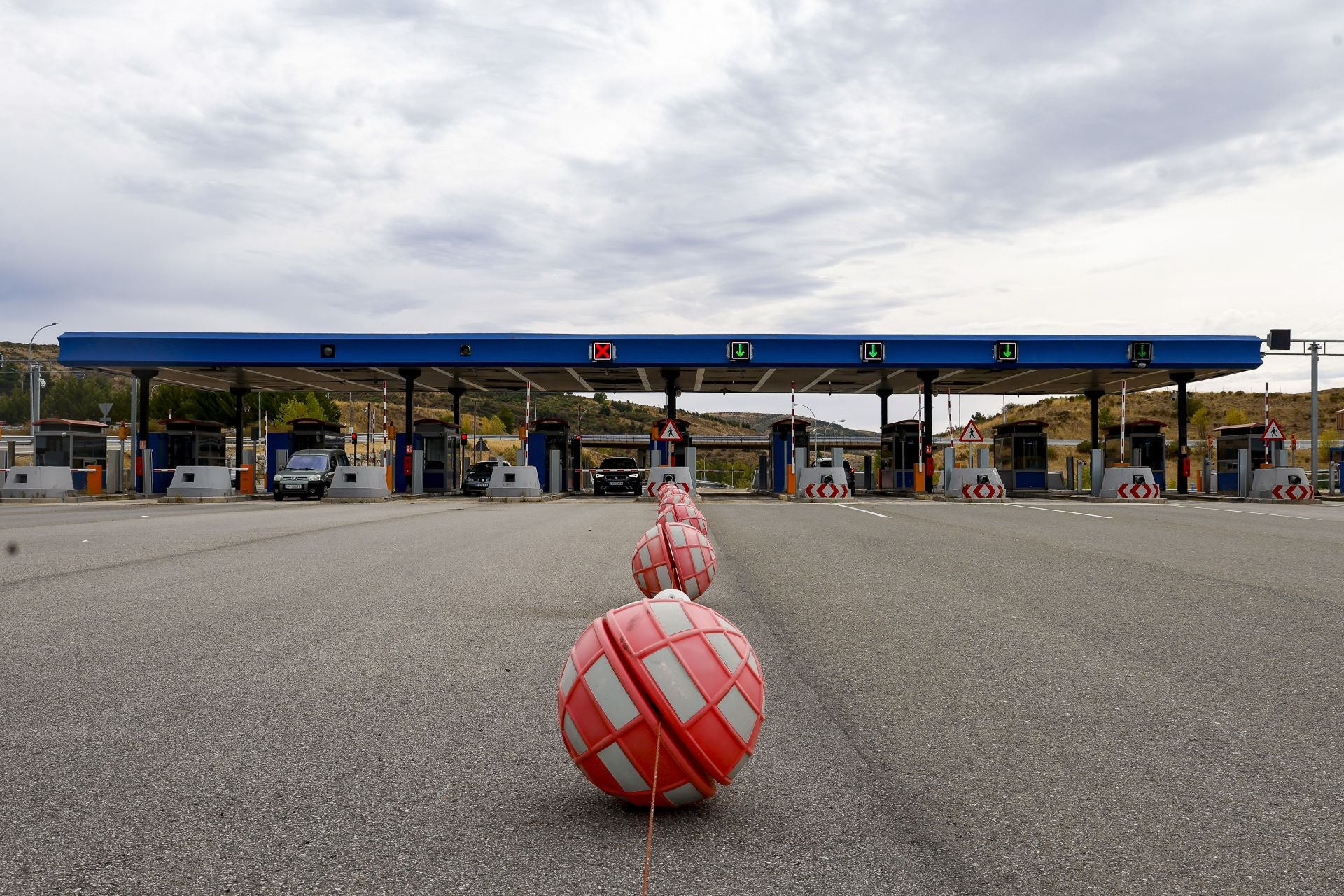 Vehículos superando las cabinas de pago en la autopista del Huerna