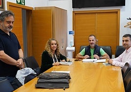 Juan Luis Berros (PP), de pie, con Graciela Velasco (PP), el alcalde, Ángel García, 'Cepi' (PSOE). y el edil Javier Rodríguez (PSOE).