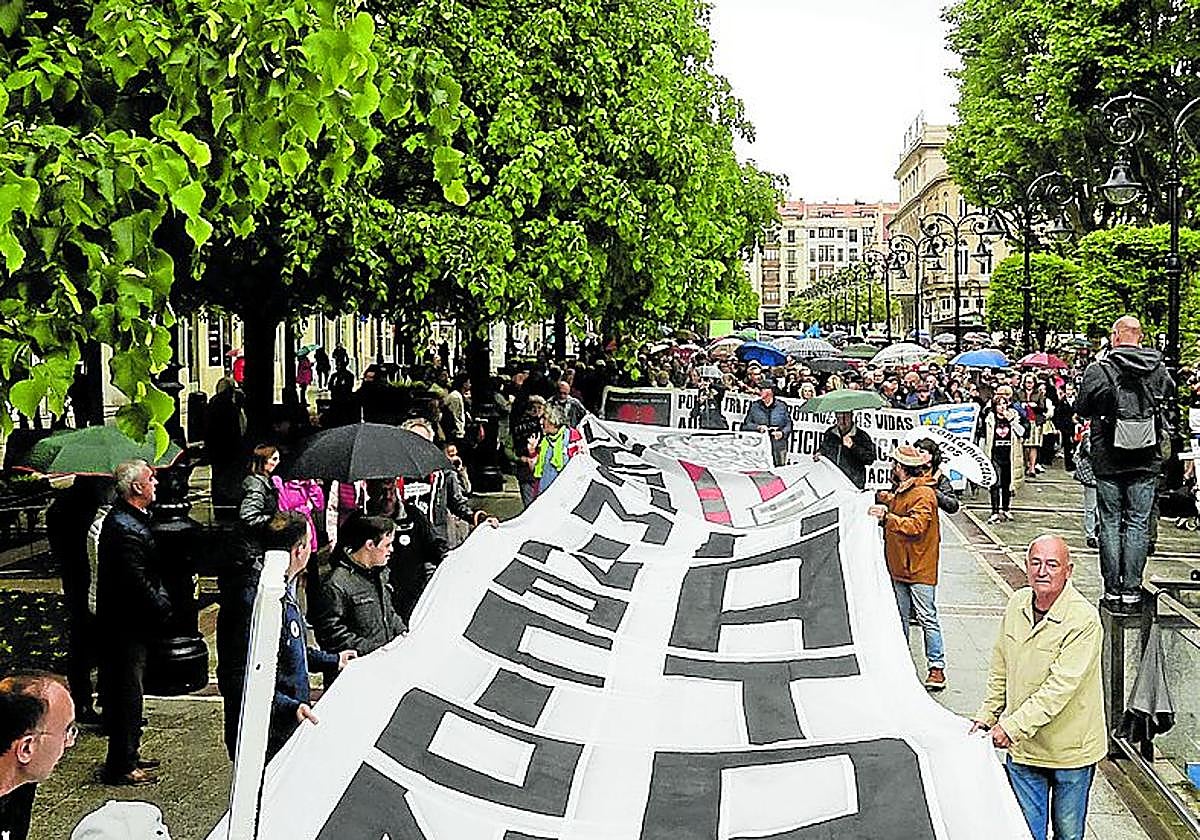 Manifestación en mayo de 2024 en Begoña contra la contaminación y por los incumplimientos con el vial de Jove.