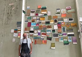 Toño Velasco junto a los cartones pintados por los migrantes en la Fábrica de Armas.