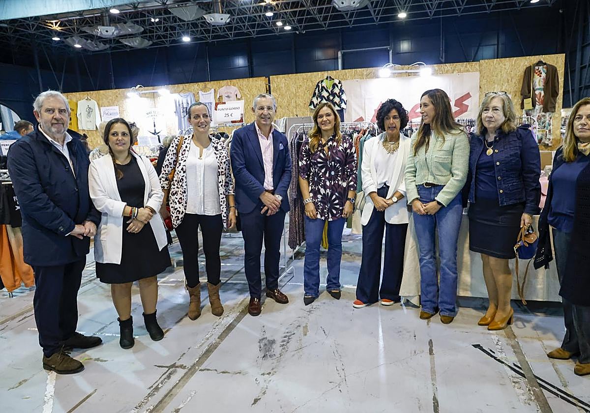 Representantes municipales, de la Cámara de Comercio y la Unión de Comerciantes en la inauguración de la Feria del Stock.