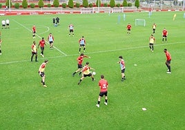 Presión. Los jugadores del Sporting realizan un ejercicio en el último entrenamiento antes de viajar a Castellón.