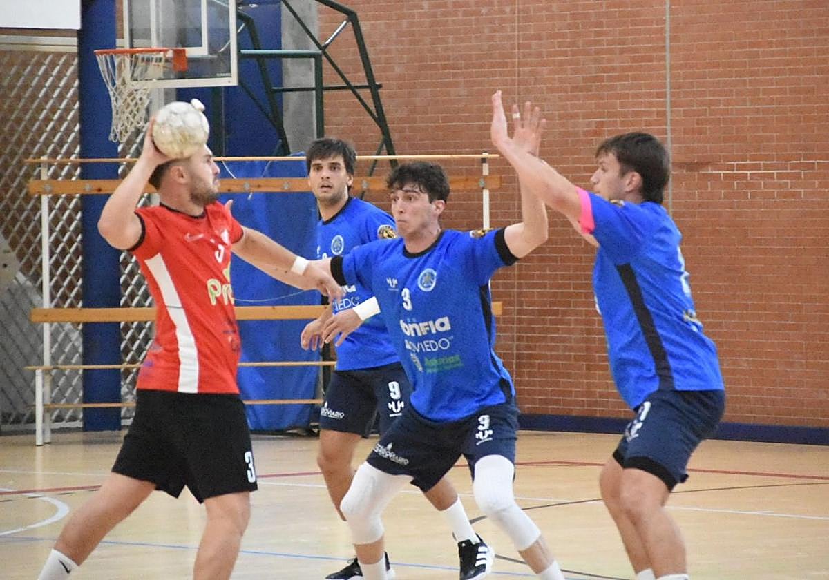 La defensa del Confía Base Oviedo trata de frenar un ataque sevillano.