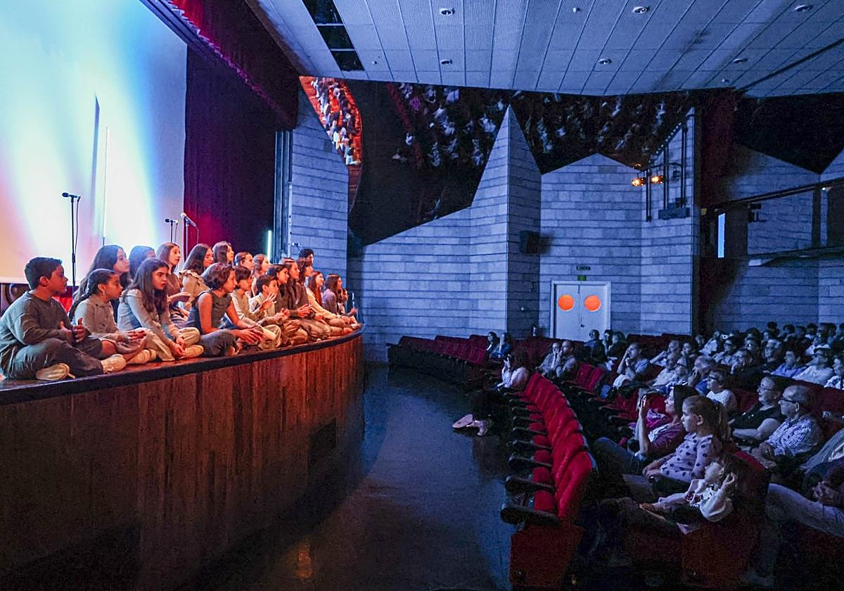 Un momento de la actuación del coro AnimAVoice en la apertura del Festival Avilés Acción Film.