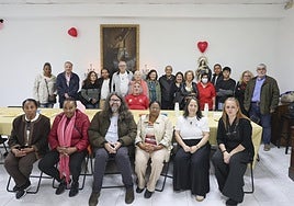 Los asistentes a la inauguración del local de la Fraternidad de Francisco posaron para el fotógrafo de LA VOZ DE AVILÉS.