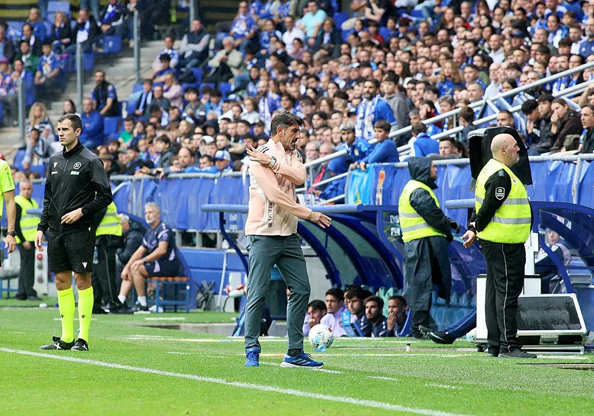 Paunovic se lamenta de una acción de sus futbolistas durante el partido.