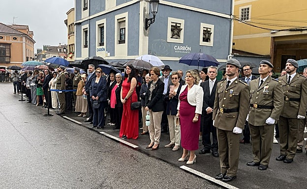 Jurandos entre el público que aguantó la incesante lluvia.