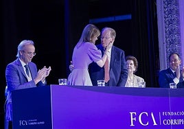 Ana Corripio, besa a su padre Pepín tras su intervención bajo la mirada de su madre Ana María Alonso