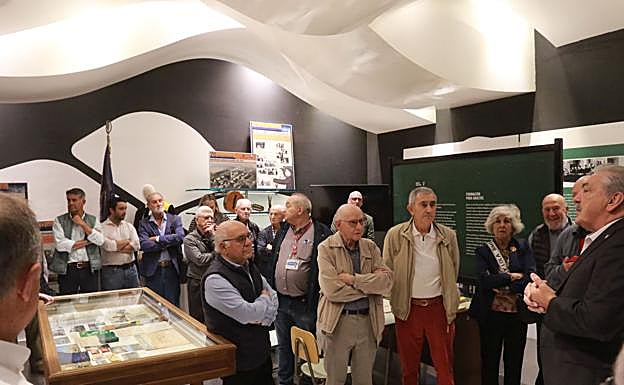 Manuel Nevares se dirige a los asistentes, durante la inauguración de la exposición.
