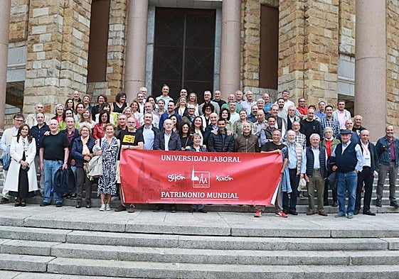 Foto de familia de los Antiguos Alumnos de la Universidad Laboral, este sábado, en las escaleras de la iglesia del conjunto monumental.