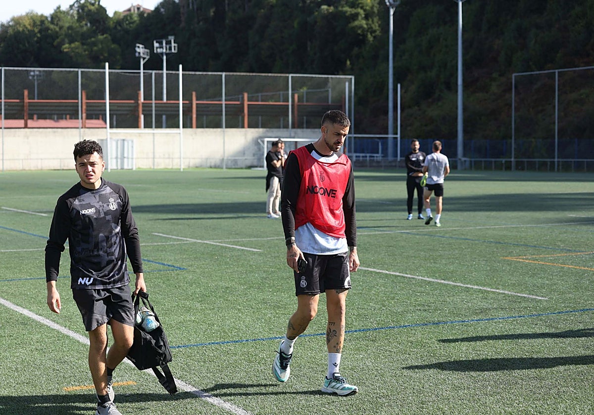 Borja Granero, que podría ser titular en Guadalajara, abandona el campo de La Toba 3 en un entrenamiento del Real Avilés.