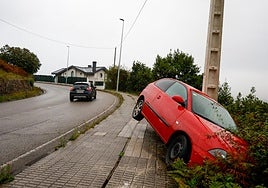 Herido tras perder el control en la carretera de La Providencia y chocar con un poste, en Gijón