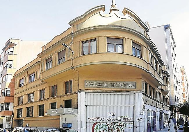 Estado actual de la fachada que hace chaflán y da a la avenida Manuel Llaneza y la calle Caveda.