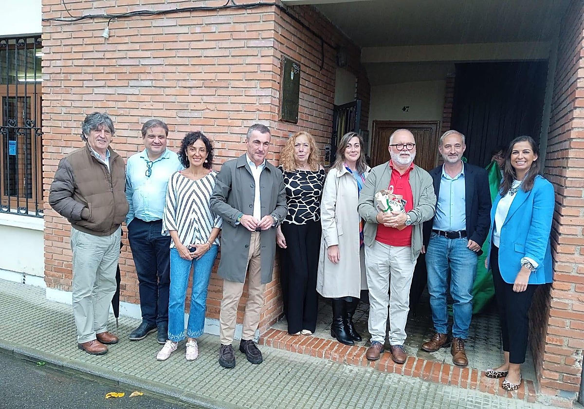 Los ediles y la presidencia de la FAVO con Miguel Vázquez.