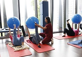 Dos pacientes realizan ejercicios de fisioterapia.