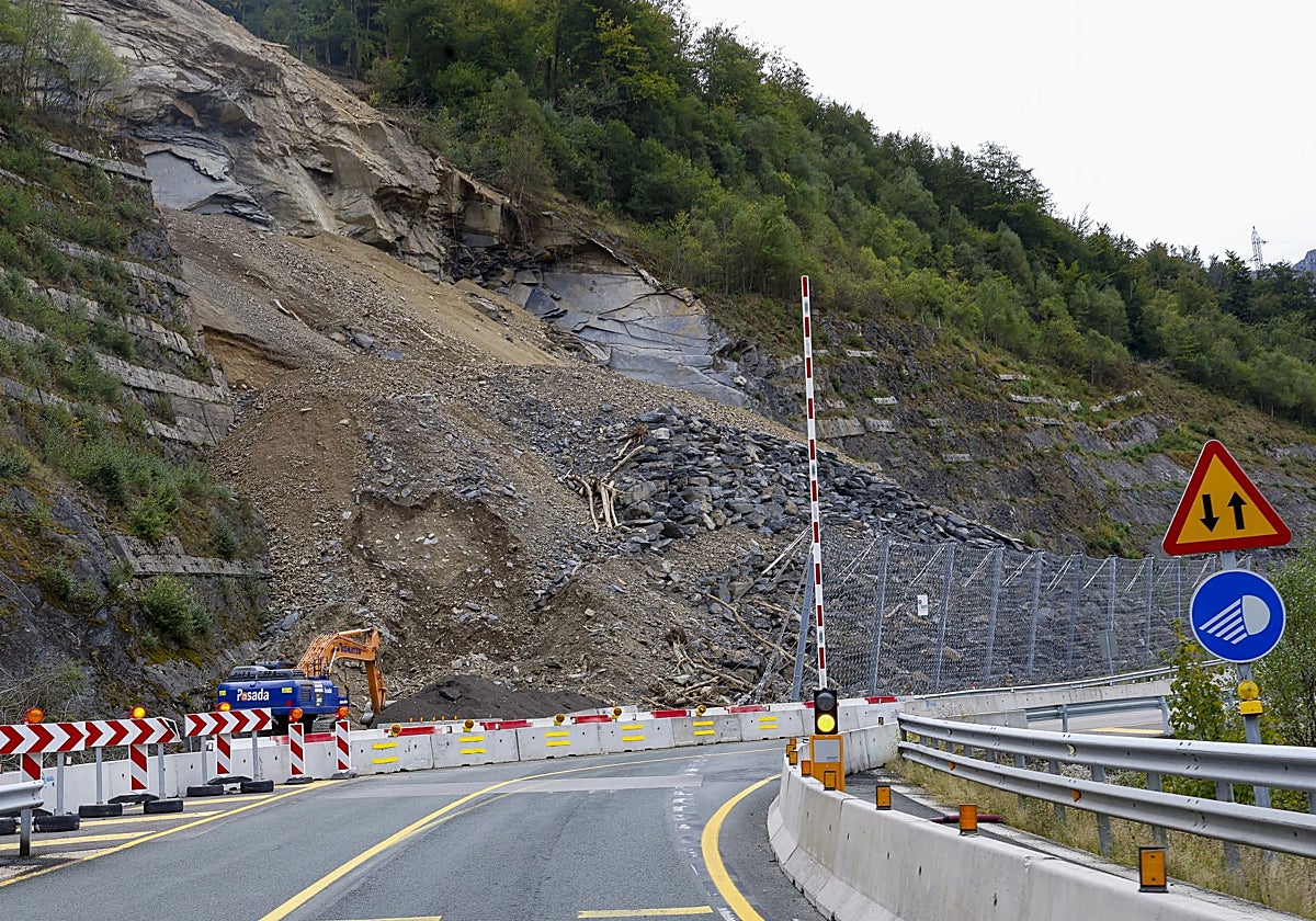 La autopista de peaje del Huerna sigue en obras por remodelación general, y por la rehabilitación y consolidación de la ladera argayada hace un año.