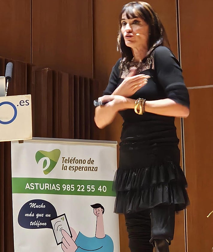 Imagen secundaria 2 - Arriba, la presidenta del Teléfono de la Esperanza, Ladis García, con el psiquiatra José Luis Marín, en la inauguración del congreso. Debajo, Javier Alonso vicepresidente de la entidad, con el psicólogo Javier Urra. Sobre estas líneas, Irene Villa durante su conferencia. 