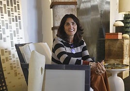 Mamen de Diego, en la exposición de su taller, en una butaca diseñada por ella. La estructura está recubierta de galuchat, la piel de un pescado muy consumido en Asia. Apoyada en la butaca, una pieza de piel.