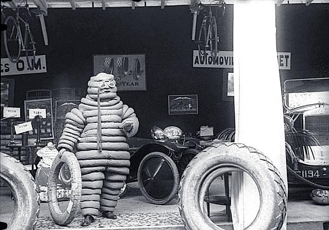 Bibendum, muñeco de Michelín que fue la atracción en el stand del Garaje de Asturias de Oviedo en la primera Feria de Muestras en 1924.