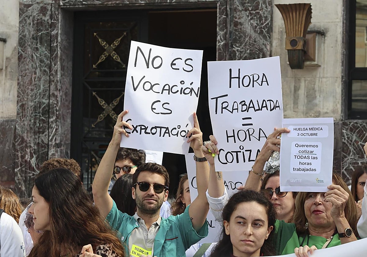 Imagen principal - El malestar de los médicos llega «al límite» en Asturias con una huelga que «ha sido un éxito rotundo»