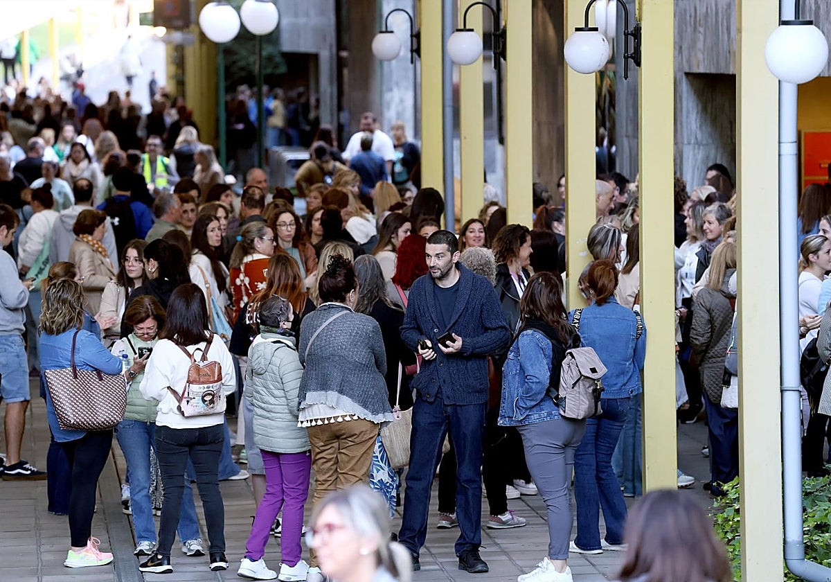 Candidatos a las oposiciones de auxiliar de enfermería, minutos antes del examen.