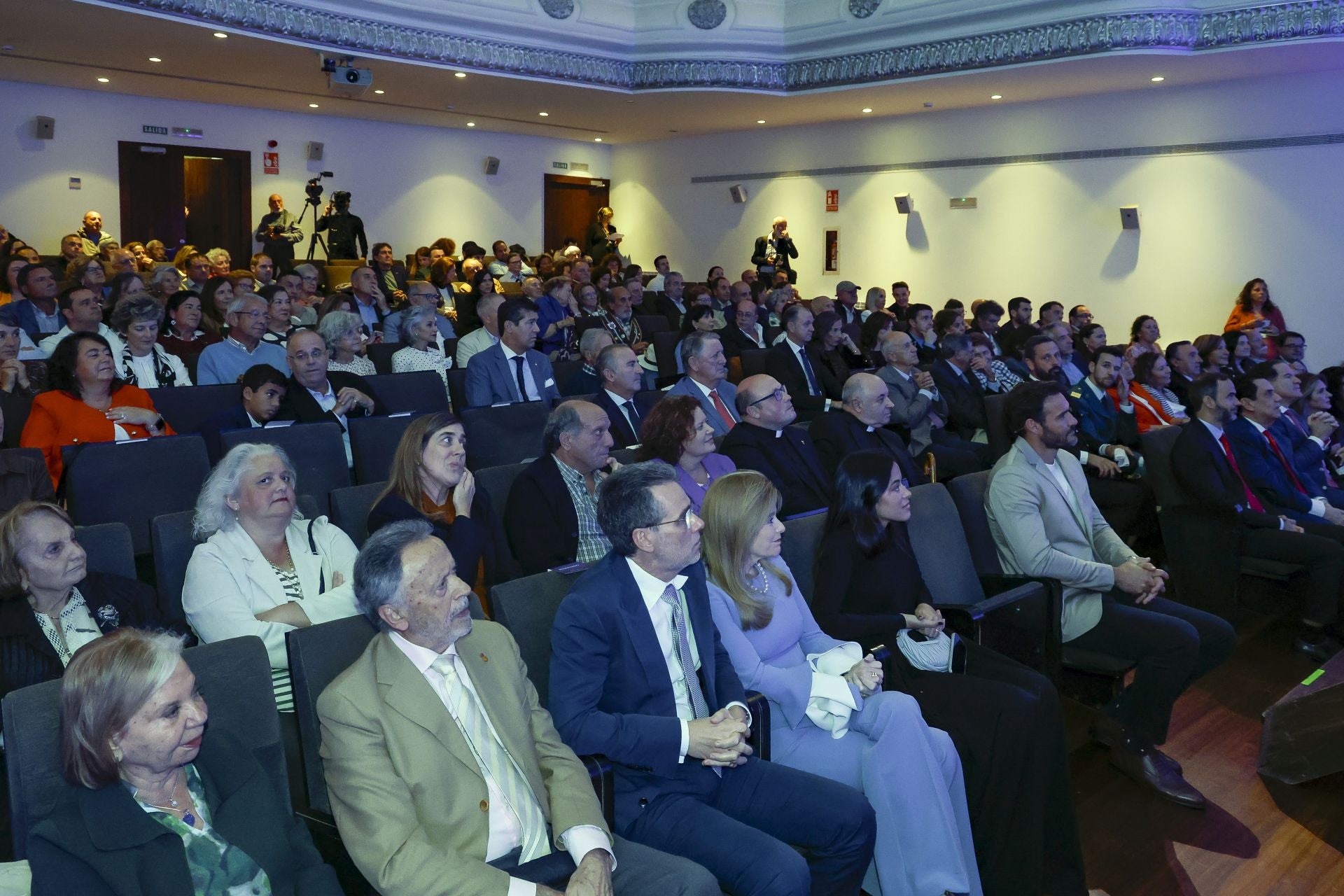 Así fue la presentación de la Fundación Corripio Alonso en el teatro Riera de Villaviciosa