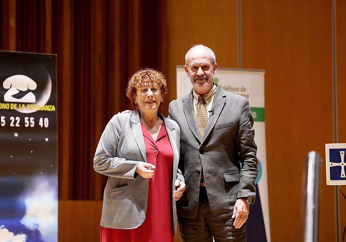 Imagen principal - Arriba, la presidenta del Teléfono de la Esperanza, Ladis García, con el psiquiatra José Luis Marín, en la inauguración del congreso. Debajo, Javier Alonso vicepresidente de la entidad, con el psicólogo Javier Urra. Sobre estas líneas, Irene Villa durante su conferencia. 