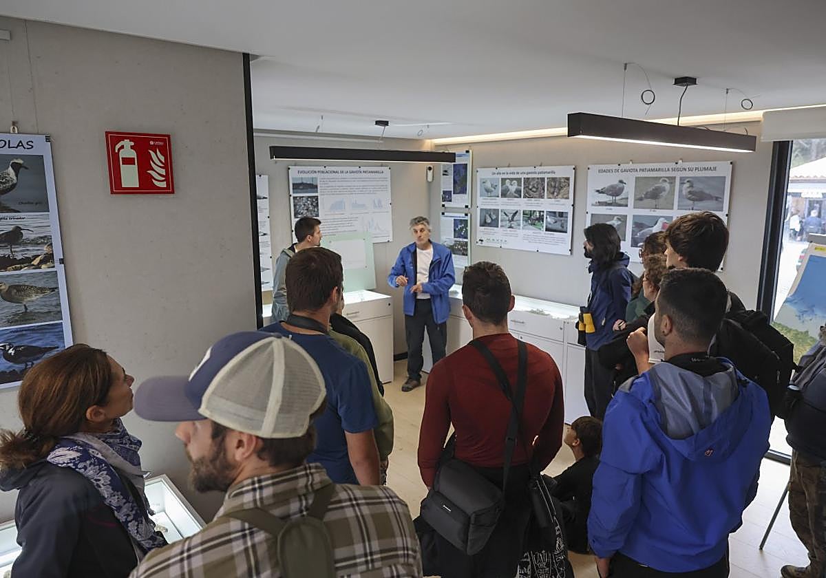 Las explicaciones de César Álvarez a un grupo de personas en el Aula de la Naturaleza de San Balandrán.