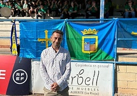 José Ramón Pérez Gión, con la afición del Puerto de Vega detrás, en Alberite.
