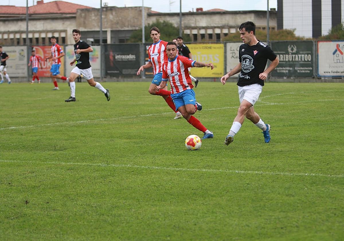 Un momento del partido entre el Ceares y L'Entregu.