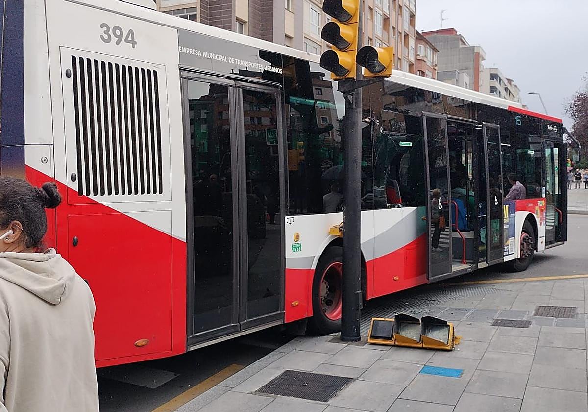 Estado en el que quedó el autobús de EMTUSA tras colisonar contra él un turismo en Pablo Iglesias.