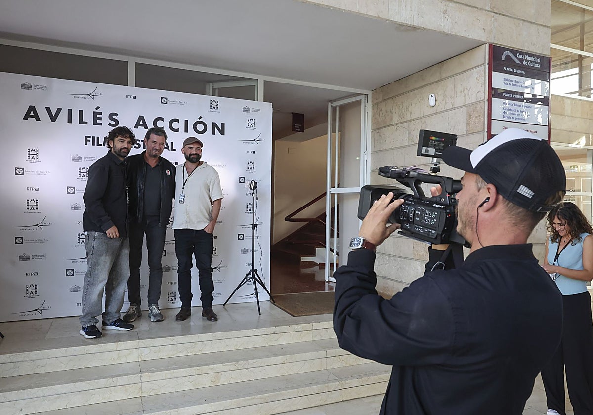 Javier Mediavilla, Julio Medem y David Rodríguez posan a su llegada a la Casa Municipal de Cultura.