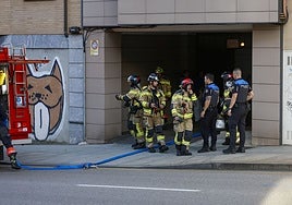 Los bomberos sofocan sendos incendios en un garaje y un piso de Gijón