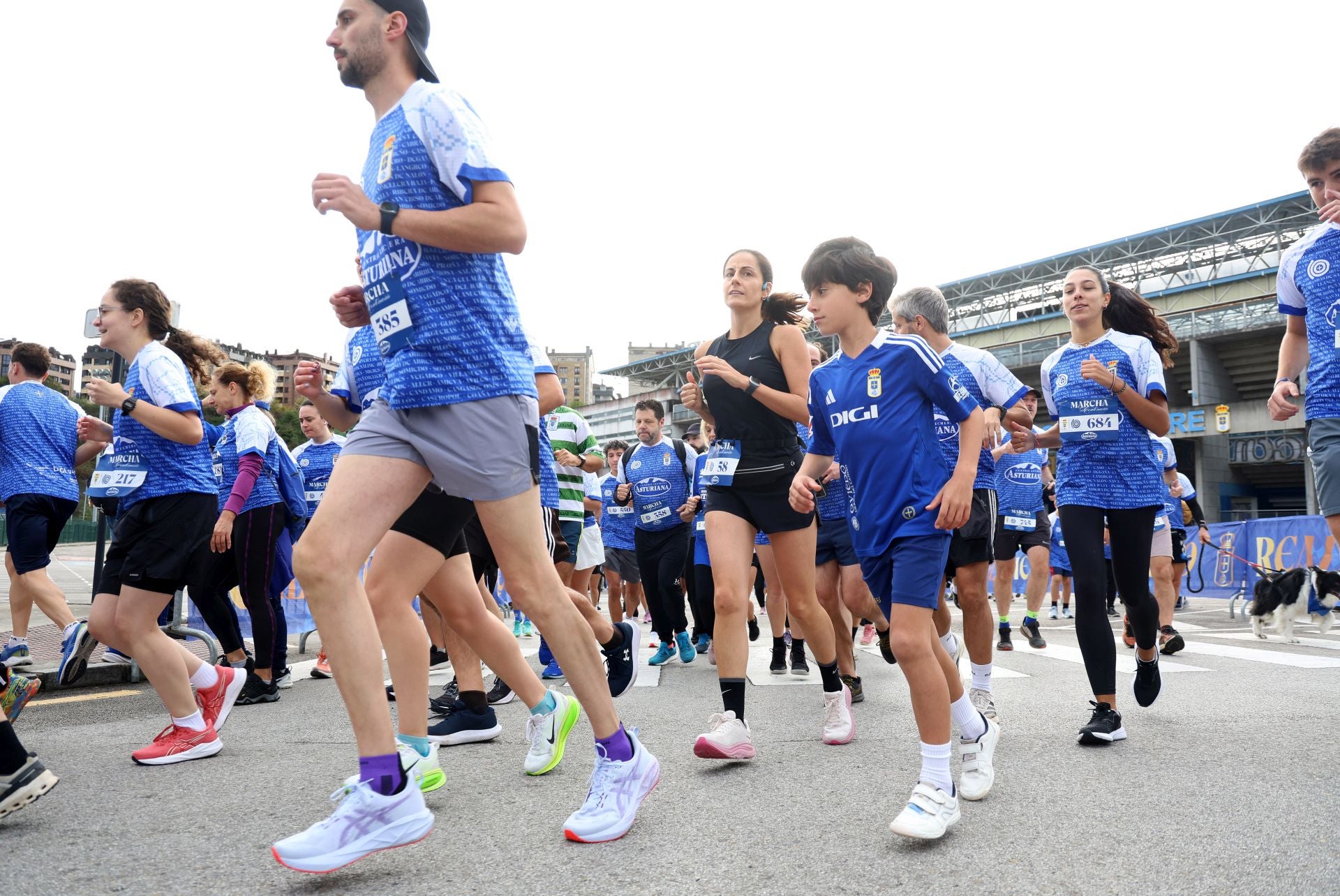 El centenario del Real Oviedo tiñe las calles de azul