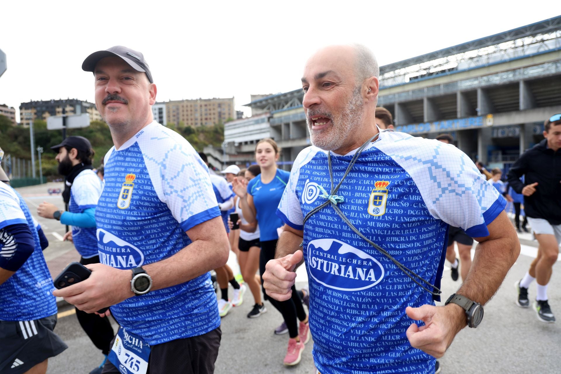 El centenario del Real Oviedo tiñe las calles de azul