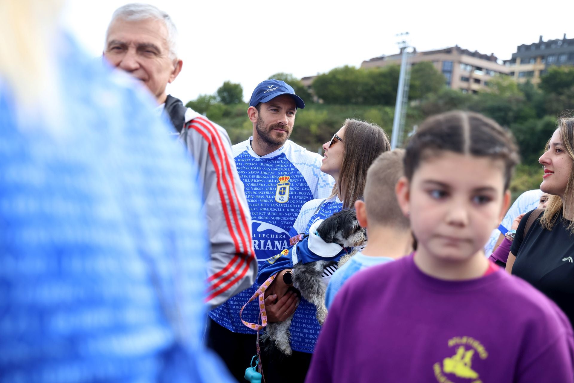 El centenario del Real Oviedo tiñe las calles de azul